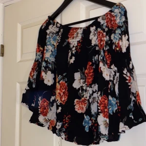 Mönstrad blus - En fin blus med blommor på, den kommer ifrån ginatricot.