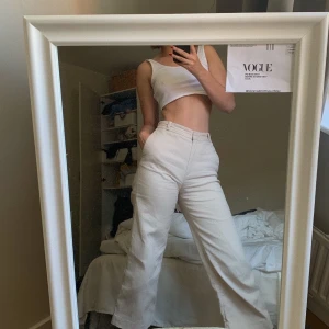 Beiga jeans från &other stories - Säljer mina fina högmidjade jeans från &other stories! Köpt förra året men kommer knappt till användning då jag tycker dem blev lite korta på mig (jag är 1.82 cm) men passar er som är under 1.80 ☀️