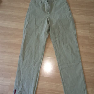 Prada byxor med snygga detaljer - Beigea byxor från Prada. Snygga detaljer och fickor. Mycket gott skick, använd några få gånger.