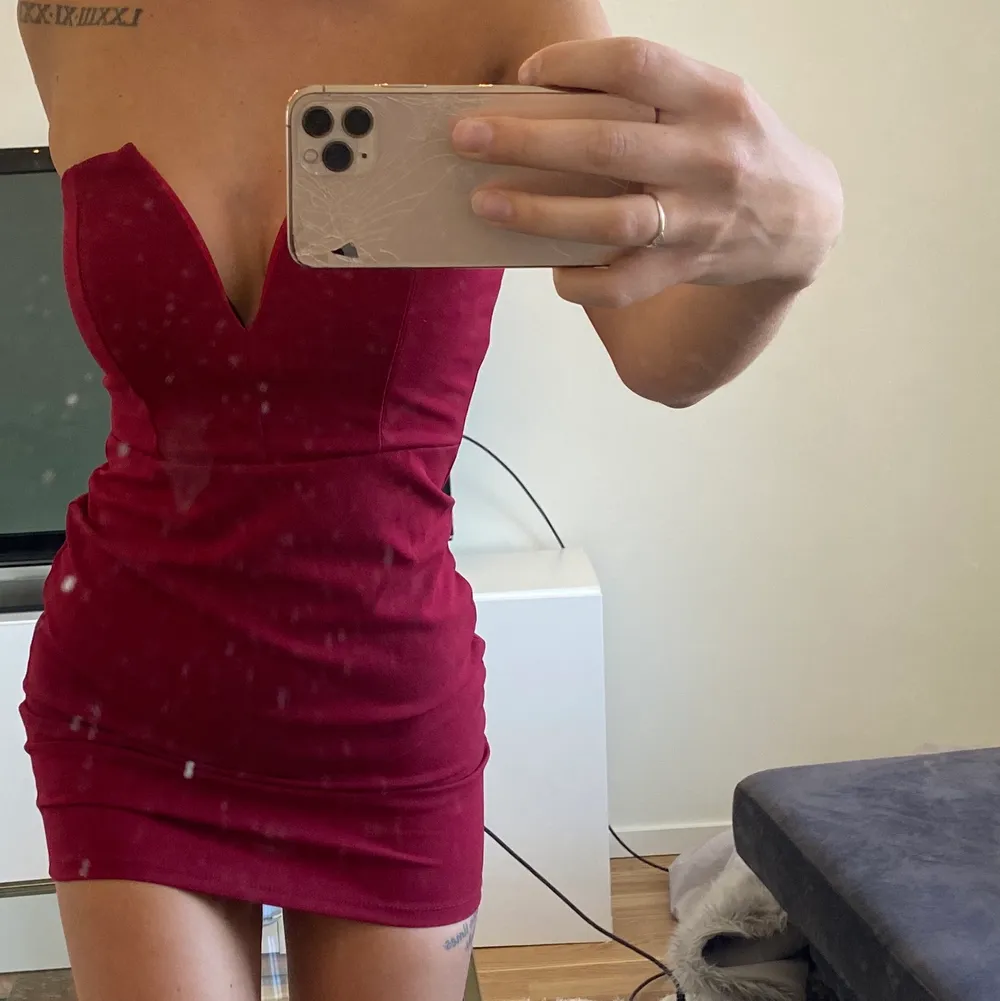 Söt röd klänning storlek s😍 aldrig använd!! Frakt 40kr. Klänningar.