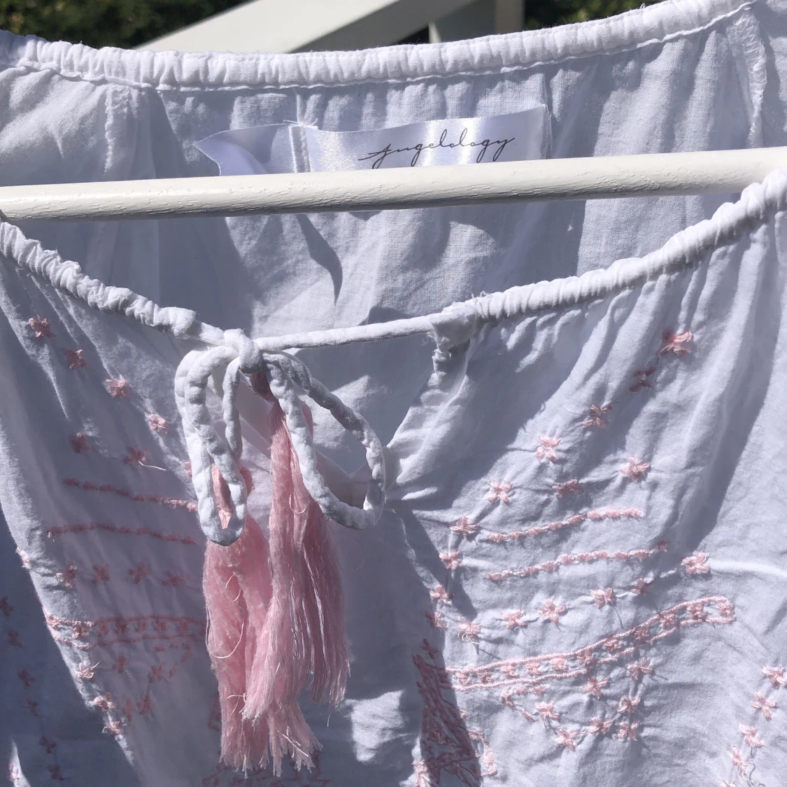 Vit blus med rosa brodyr - 90