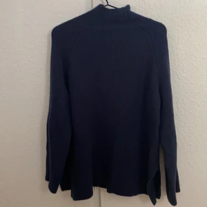 Stickad tröja - Super fin mörkblå stickad tröja. Används ej därav säljs den. Frakt ingår inte