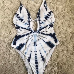 Baddräkt - Baddräkt, aldrig använd. Strl M men mer som S/M. Kan hämtas i Falun eller skickas mot fraktkostnad på 35kr.