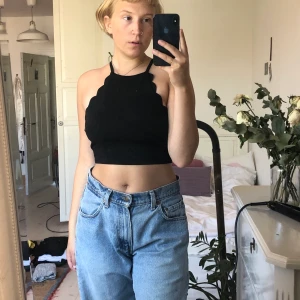 jätte söt topp från new look!🎀 - Svart topp från new look i storlek 8, sitter som XS och är väldigt liten! 🤩🤩 + frakt !