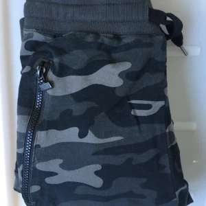 Cargo byxor / militär byxor  - Jätte coola militär/ cargo byxor. Mörk grön/gråa. Har själv storlek XS / S och då passar de väldigt bra. Säljer bara pga de aldrig kommer till användning. 
