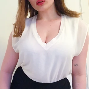 Vit v-neck blus - Vit v-ringad blus från Zara, super skönt material på insidan, fin business-casual look. Storlek M