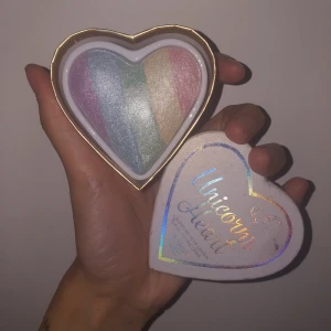 Unicorn highlighter - Tastat den, men inte så använd. Lådan är lite smutsig eftersom att det har legat bland mitt andra smink...