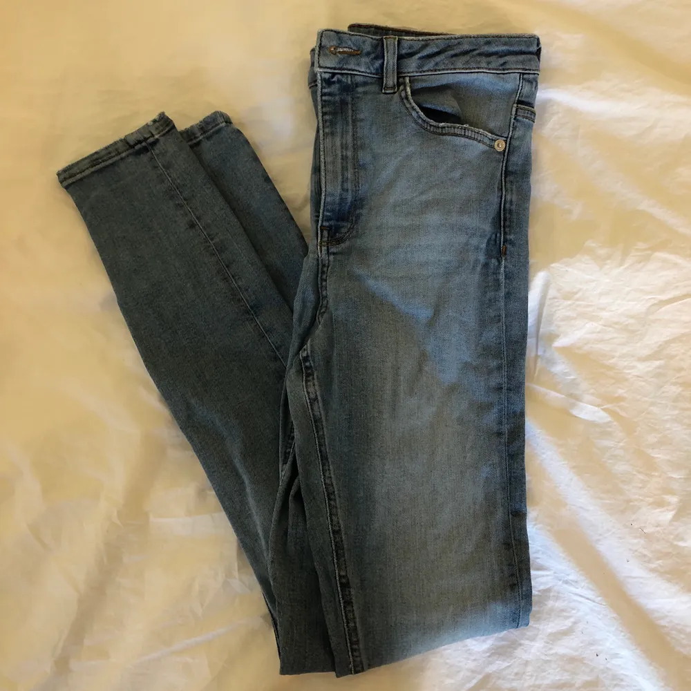 Blå jeans från Nakd, fint skick förutom ett lagat hål på rumpan (se sista bilden) enligt mig inget man tänker på alls när man har på sig dom. . Jeans & Byxor.