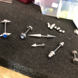 Olika tillbehör till stavar - Fina piercing smycken från Laboro. Finns i kirurgiskt stål samt i titan. Olika tillbehör utöver de på bilden. Hör av dig vid köp och frågor. Mvh. Stav 35kr- med kulor