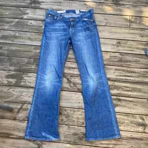 Utsvängda jeans  -  Storlek: M Pris:  120kr Frakt: 88kr Hör av dig om du är intresserad💖💖 
