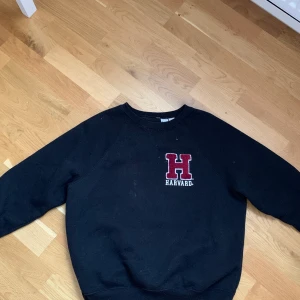 Sweatshirt med Harvard-tryck - jätteskön sweatshirt som jag tyvärr tröttnat på :( den lilla fläcken som syns på framsidan är inte permanent, tröjan  har bara legat för länge i min garderob, men tvättas såklart innan den skickas iväg ☺️ frakt tillkommer