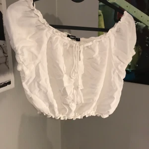 Blus från Gina tricot, strl 36 - Skön passform med töjbart material, använt endast 1 gång. Nypris 200kr 