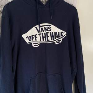 En blå hoodie från Vans. Köpt 2016 men är knappt använd. Strl M.  EDIT: Det verkar som att de är några intresserade av denna tröja så kom gärna med bud! LEDANDE BUD: 125kr