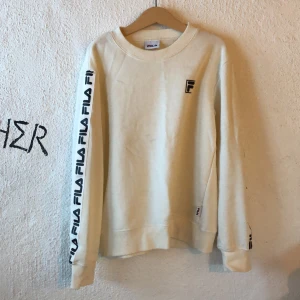 Fila långarmad - Köpte den någonstans i Japan, tror nog att den är fake. men den har iaf ”fila stripes” på armarna och ett svart tryck på bröstet. Sitter som en xs
