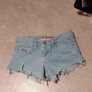 H&M - Söta 80-tals Jeans shorts med blom detalj i ena framfickan. Säljs endast till folk som bor i Umeå om inte personen har tillgång att komma hit och hämta dem.👍🏼
