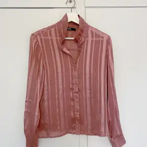 Rosa ”silkes”-skjorta. Använd 2 gånger. Köparen står för frakt.