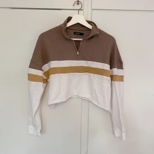 Tjocktröja croppad - Tjocktröja, croppad. Oanvänd. Köparen står för frakt.