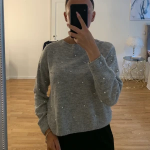Pärl tröja  - En grå stickad tröja med väldigt fina detaljer i form av pärlor, tröjan kommer tyvärr inte till användning längre 