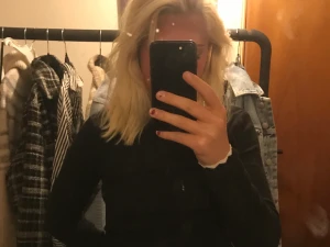 Användbar tröja från Zara!🖤💖 - Tröja från Zara. Ball med vita vågor vid kragen och vid ärmens slut☺️☺️☺️☺️ Storlek s. Köparen står för frakten.💞