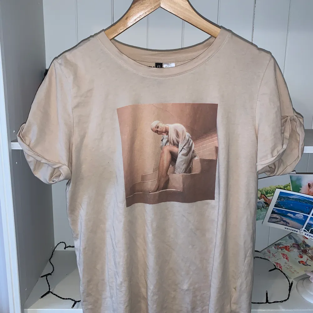 En Ariana Grande t-shirt från H&M. Aldrig använd utan sprillans ny, dock köpt för ett år sedan. På mig sitter den lite oversize.                                                                  Frakten tillkommer💕. T-shirts.