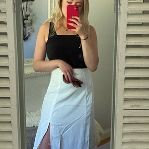 Vit kjol - Jätte fin vit kjol med slits från OUTFITBOOK!😍 personligen älskar jag tyget sjukt mycke, o de passar perfekt till typ allt🤯 mer en intressekoll då jag kanske vill ha kvar så lägg gärna bud. (Det står att den är beige men den är vit) 
