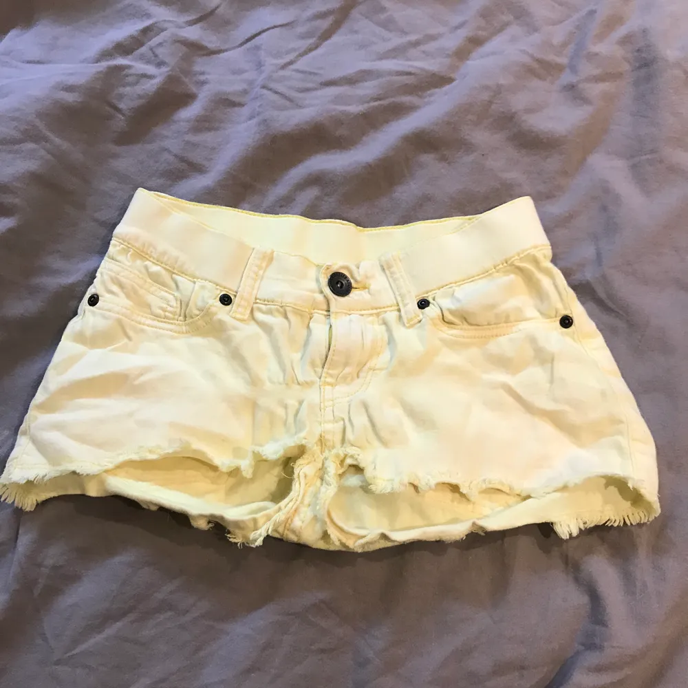 Gula shorts, köparen står för frakt!👌🏼. Shorts.