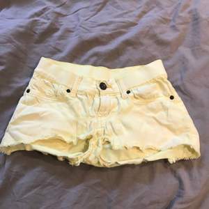 Gula shorts, köparen står för frakt!👌🏼