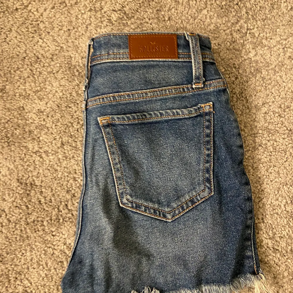 Super söta HOLLISTER shorts! Modellen heter ”vintage stretch) och dom är högmidjade. Jätte fina och perfekta nu inför sommaren! Ord pris: ca 500kr. Jeans & Byxor.