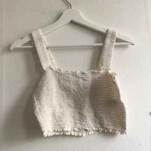 Top från Weekday storlek S - Top köpt från weekday. Använd en gång, i bra skick. Köparen står för frakt 