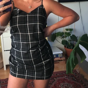 Klänning från monki  - Clueless-klänning från monki - fri frakt🌻