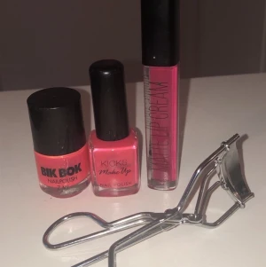 Sminkpaket - Litet sminkpaket. Paketet innehåller: nagellack från Bikbok, nagellack Kicks, läppstift H&M och ögonfransböjare. Allt för 30kr. Kan mötas upp eller köparen står för frakt. 