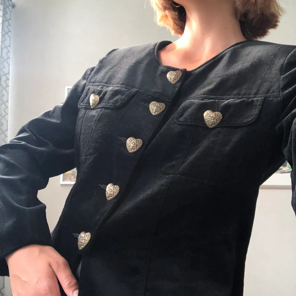 Vintage blazer i svart sammet, med vackra knappar. Jag skulle säga att den kan passa en storlek 34-40 beroende på vilken passform som önskas. (Jag är storlek 36). Kostymer.