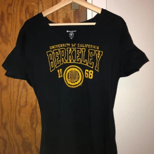 Champion Berkeley - Tshirt från champion! Den är i XXL så ganska stor men funkar super om man stoppar in den; jag har storlek S egentligen. V-ringad