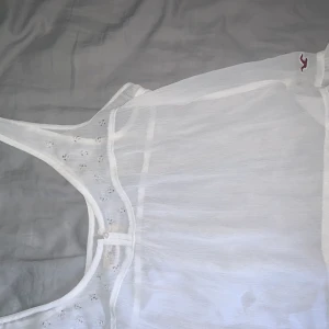 Linne - En gullig topp/ linne som är genomskinlig, väldigt fin till sommaren. Storlek xs men passar s också, den kommer från Hollister.