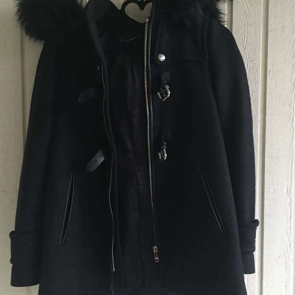 Jätte fin och elegant svart kappa från ZARA i storlek xs, funkar både till höst och vinter😍. Kan frakta den men då står köparen för frakt🌸. Jackor.