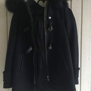 Jätte fin och elegant svart kappa från ZARA i storlek xs, funkar både till höst och vinter😍. Kan frakta den men då står köparen för frakt🌸