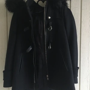 Svart kapp ZARA - Jätte fin och elegant svart kappa från ZARA i storlek xs, funkar både till höst och vinter😍. Kan frakta den men då står köparen för frakt🌸