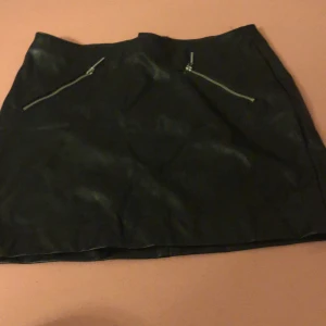 H&M - Svart läder kjol från h&m i storleken 36