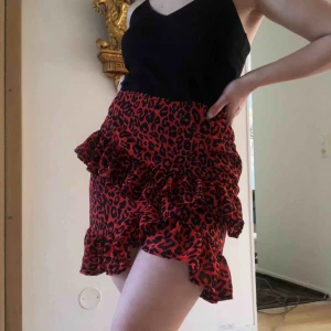  - Så söt röd kjol som tyvärr aldrig kommit till användning för mig❤️ köparen står för eventuell frakt på 40kr💋högsta bud:140kr. Budgivning till 24.00 10/6.