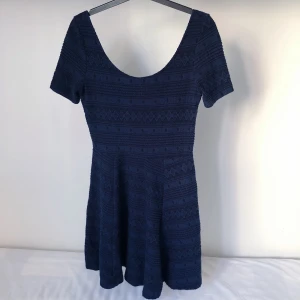 Blå bomullsklänning - En marinblå bomullsklänning i stretchiga tyg från H&M. Perfekt som vardagsklänning! 🦋