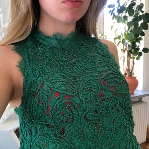 Zara linne - Jättefint grönt linne från zara med spetskanter och massa snygga broderingar!! Använt bara några gånger😊