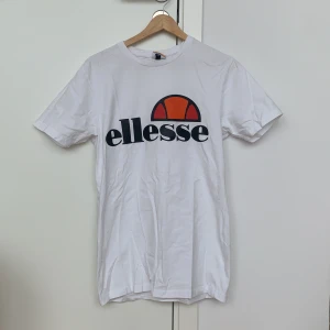 Ellesse T-shirt  - Superfin Ellesse T-shirt i nyskick. Sparsamt använd. Knappt märkbar fläck på den (Skicka för bild) men går förmodligen bort i tvätten. Självklart tvättat jag innan jag skickar. Frakt tillkommer!