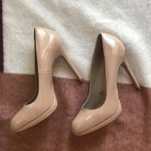 Pumps Zara - Klassiska puderrosa pumps från Zara. Sparsamt använda. Klackhöjd: 12 cm. Litet märke på den högra skon. Storlek 40 men känns som 39. Köparen står för frakten.