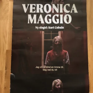 Veronica Maggio Posters - Säljer mina två skit fina Veronica posters som tyvärr inte passade till mitt rum. Båda är slitna i kanterna men jag tycker bara det ger en fett cool touch💖 Säljer de tillsammans!