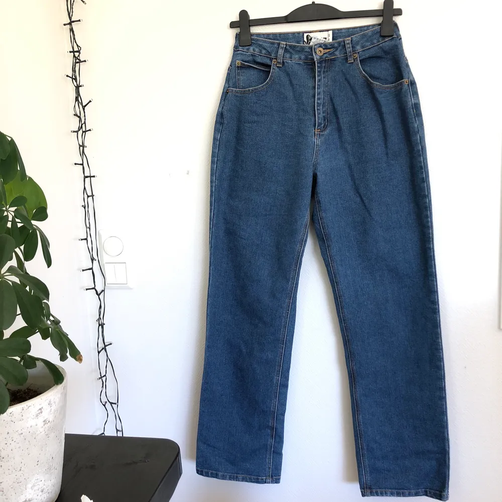 Raka jeans, som jag sytt in då de var för stora men som jag sytt in, därför ser de mer vida ut. Är en 42a egentligen men har sytt in de så de ska passa mig och jag är 38-40. Jeans & Byxor.