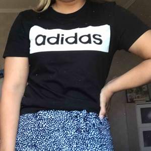 Adidas T-shirt i jättefint skick 🖤 Passar XS-M, skickas mot fraktkostnad🥰