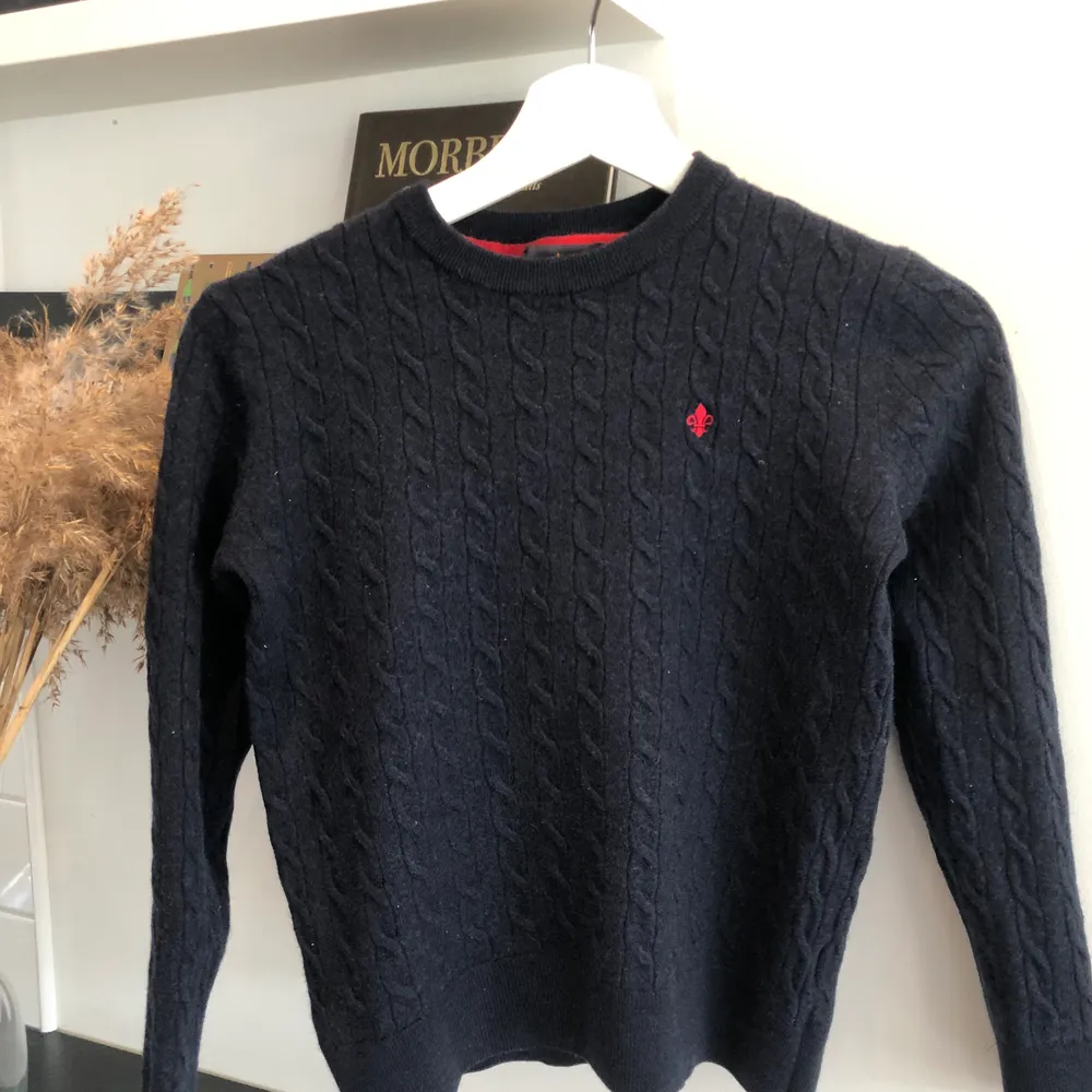 Morris tröja, i fint skick, köparen står för frakt📦 ordinarie pris 1400kr. Tröjor & Koftor.