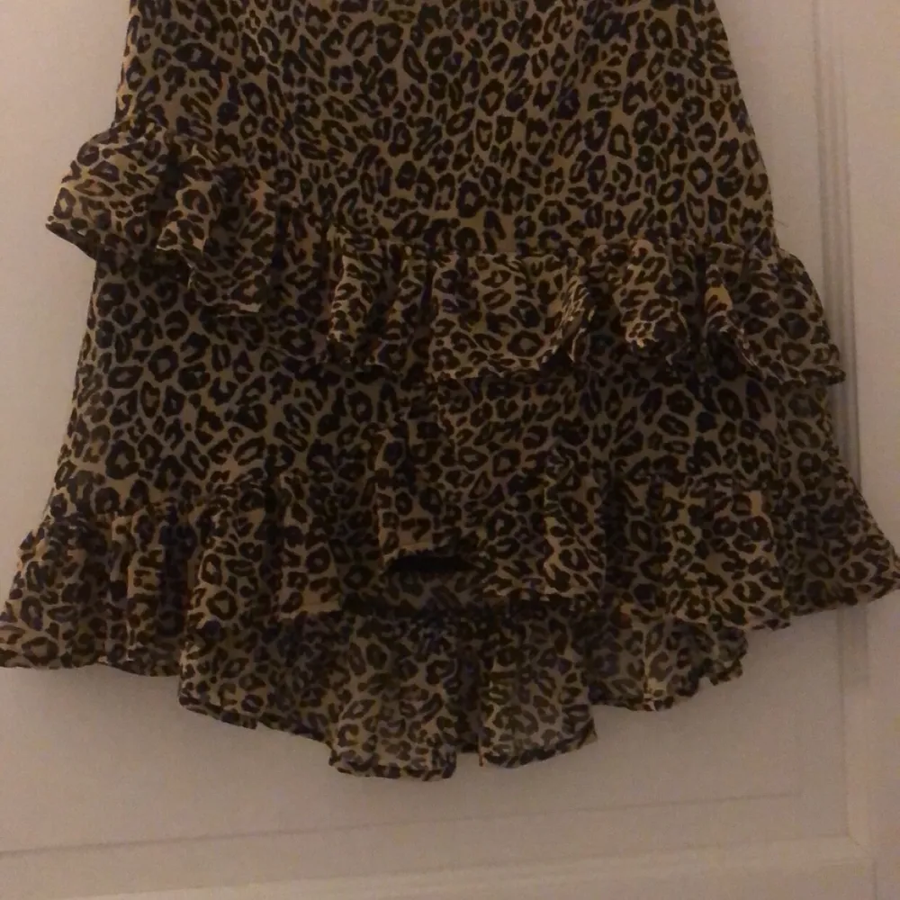 Säljer en jätte fin leopardmönstrad kjol från bikbok i storleken s. Säljer pga inte min stil längre. Kjolen är använd fåtal gånger. Passar perfekt på mig som har S i alla nederdelar.Köpte den för 300 men säljer den för 75 + Frakt💗💗. Kjolar.