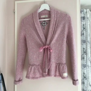 Odd Molly kofta - Rosa Odd Molly kofta med knytning👛👚🌸  •Pris: 300kr (kostar 1700-1800 ny)