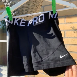 Spring shorts från Nike  - Använda ca 2 gånger! Storlek M men sitter bra på mig som har S! Frakten på 63kr ingår (spårbar) 